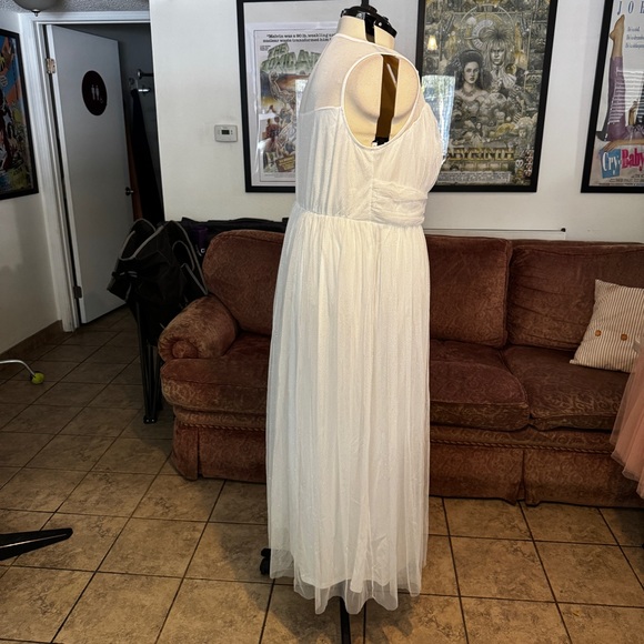 Elegant White Wedding Dress - Picture 3 of 8